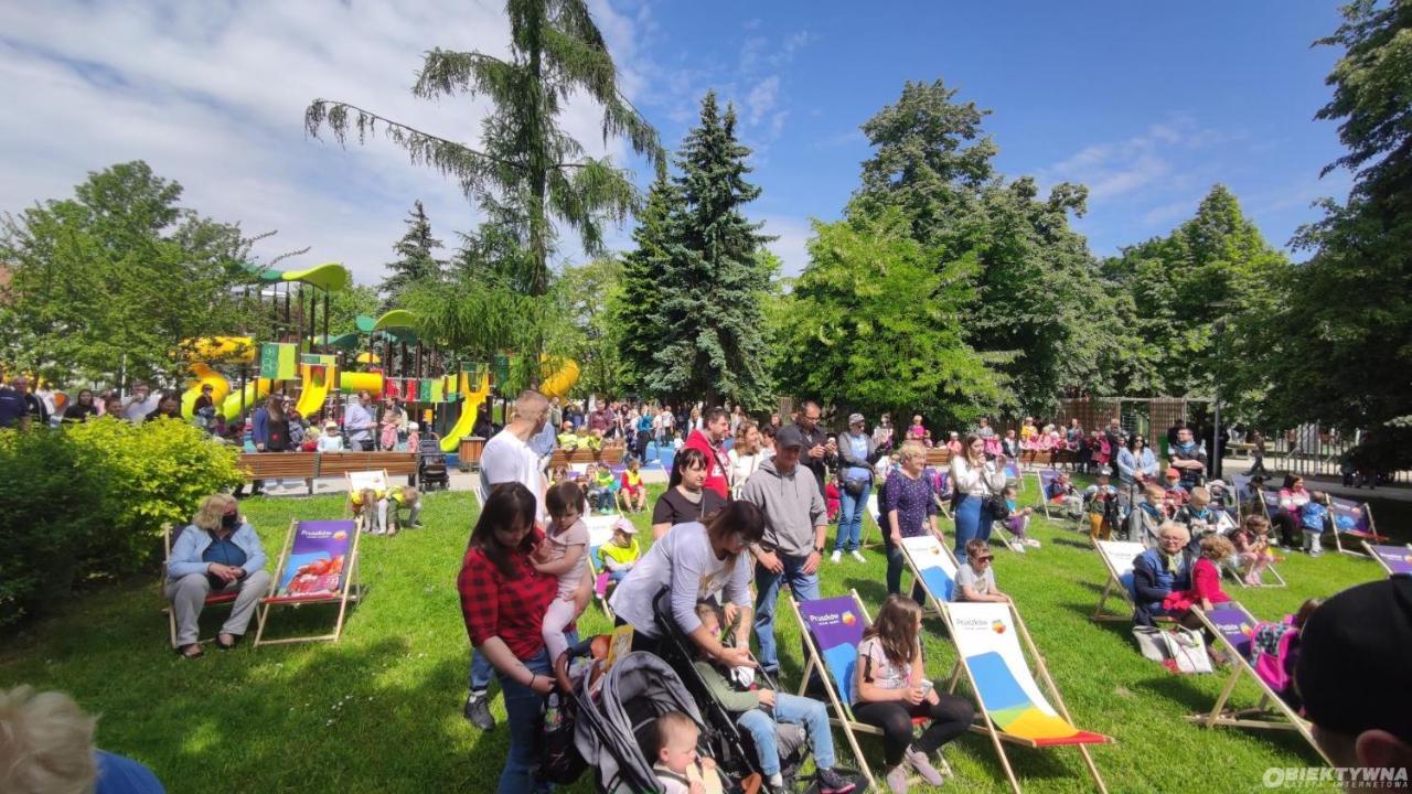 Juna - Nowoczesny Apartament W Centrum Z Widokiem Na Park Pruszków Dış mekan fotoğraf