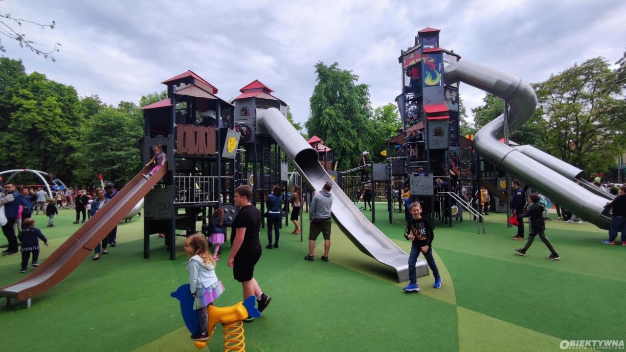 Juna - Nowoczesny Apartament W Centrum Z Widokiem Na Park Pruszków Dış mekan fotoğraf